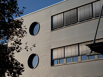 Die Fassadenansicht des Bürogebäudes der BIT Karlsruhe.